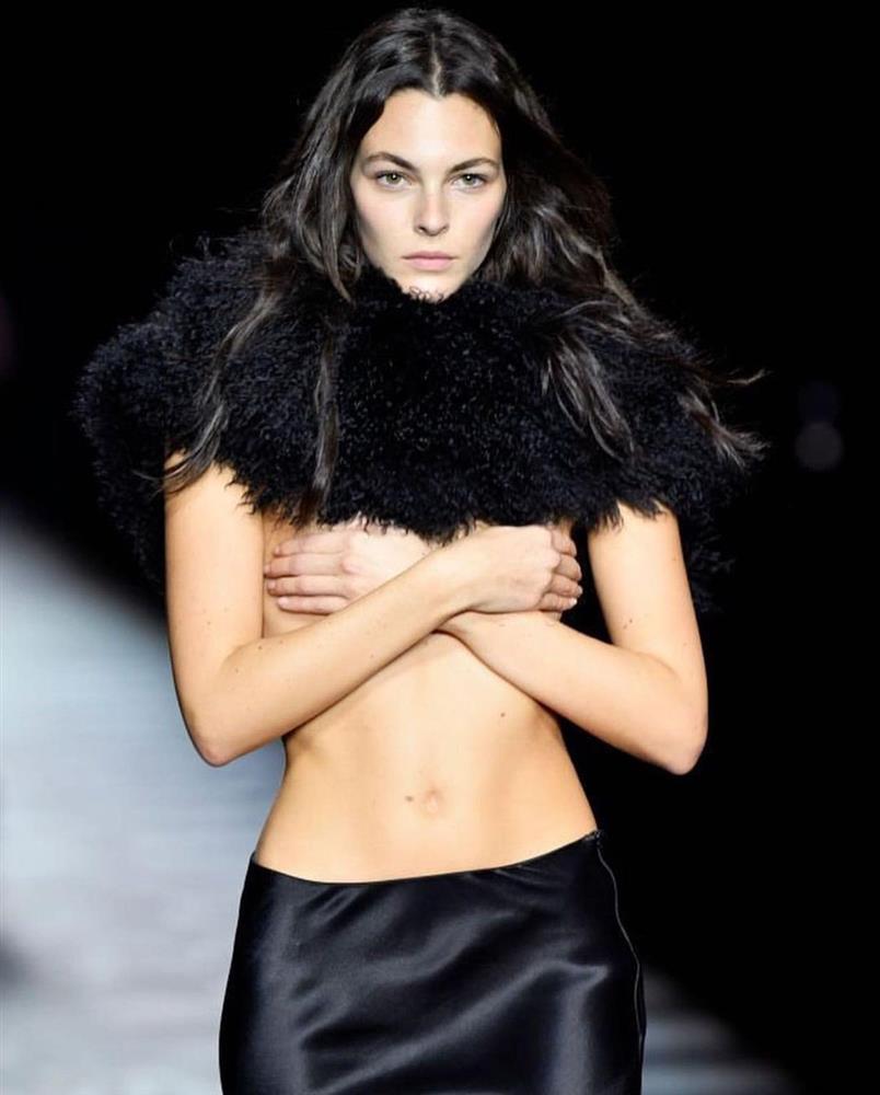 Người mẫu 25 tuổi ôm hôn Leonardo DiCaprio trong hộp đêm là ai?-13