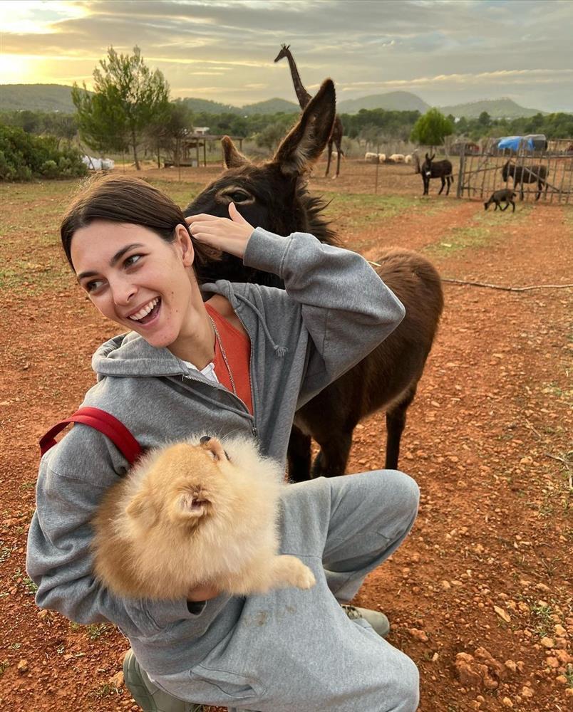 Người mẫu 25 tuổi ôm hôn Leonardo DiCaprio trong hộp đêm là ai?-17