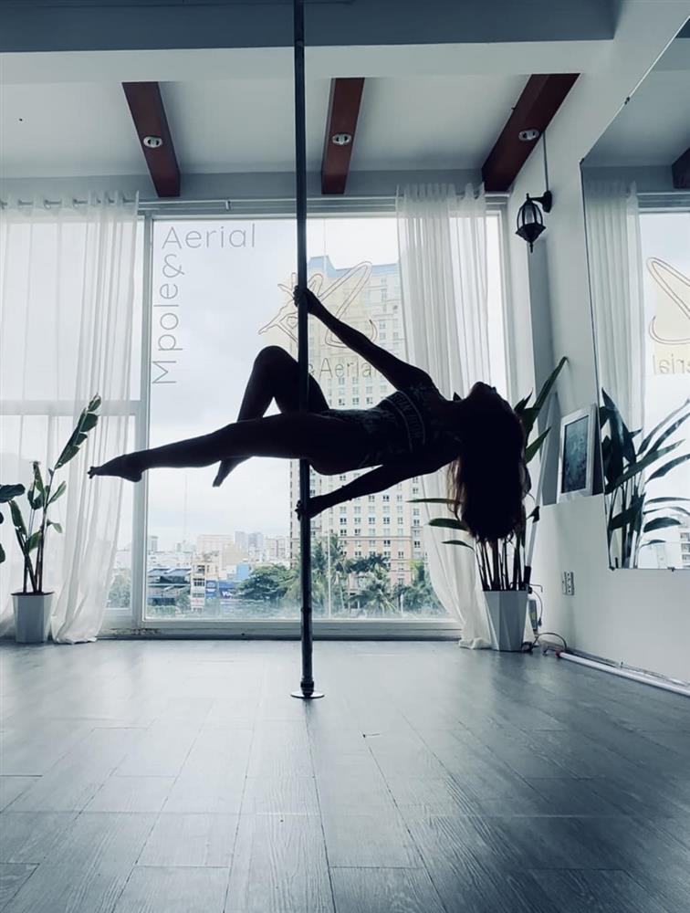 Vân Hugo hóa Chị Đẹp bản Việt, U40 vẫn miệt mài đu dây, múa cột để body nuột nà-3