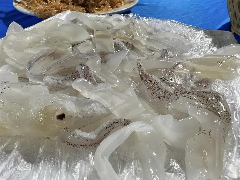 Khách châu Phi toát mồ hôi thưởng thức đặc sản ăn tươi nuốt sống ở Hà Tĩnh-1