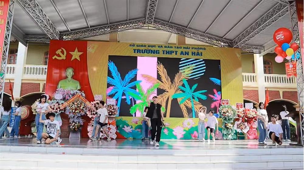 Thầy hiệu phó Hải Phòng vừa nhảy, vừa hát như ca sĩ trong lễ khai giảng-1