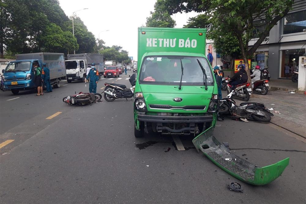 Xe thư báo tông loạn xạ xe máy ở TP.HCM, 3 người bị thương-1