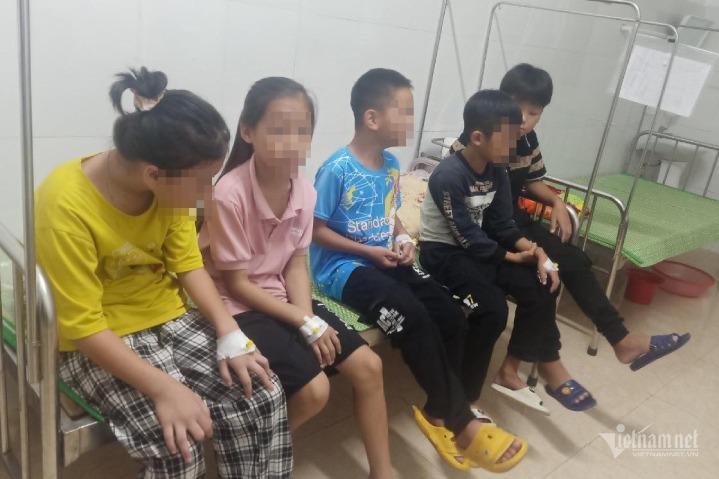 25 học sinh vào viện sau khi ăn kẹo bán ở cổng trường-1