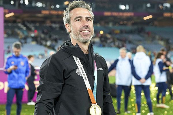 Nụ hôn cưỡng ép trên sóng truyền hình trực tiếp và mặt tối không ngờ của đội bóng nữ vừa giành ngôi vương-5