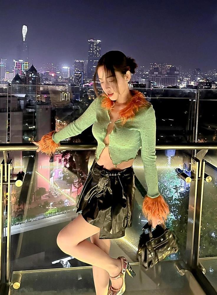 Puka chuộng diện váy áo nhiều màu sắc, cắt xẻ tôn vóc dáng gợi cảm-10