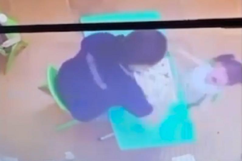 Cô giáo tát liên tiếp vào mặt trẻ 2 tuổi ở Hà Nội bị cho nghỉ việc-1