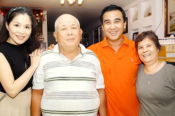 Vợ doanh nhân gốc Bình Định của MC Quyền Linh quỳ gối tháo dép cho mẹ chồng, thương như mẹ ruột-2