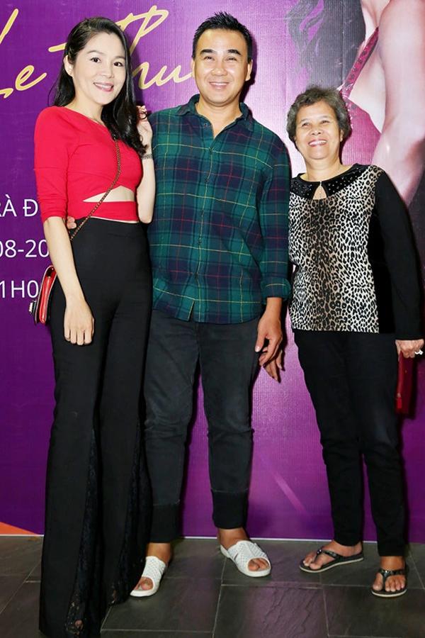 Vợ doanh nhân gốc Bình Định của MC Quyền Linh quỳ gối tháo dép cho mẹ chồng, thương như mẹ ruột-4