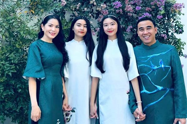 Vợ doanh nhân gốc Bình Định của MC Quyền Linh quỳ gối tháo dép cho mẹ chồng, thương như mẹ ruột-6