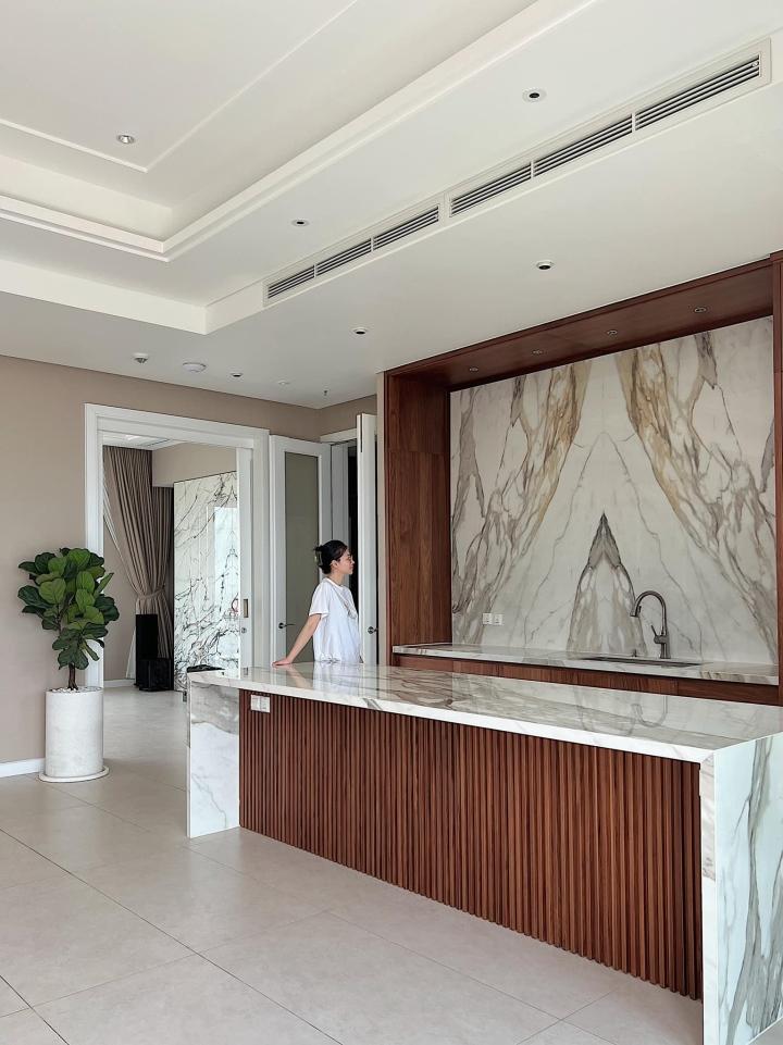 Bên trong biệt thự khu nhà giàu của hoa hậu từng giam mình vì bệnh cường giáp-1