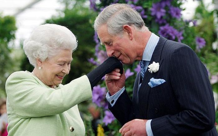 Một năm ngày mất của Nữ vương Elizabeth II, Vương thất Anh công bố bức chân dung đặc biệt-1