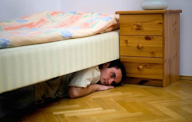 Nằm dưới gầm giường trốn tình địch, chàng trai không dám ngủ vì sợ ngáy thì sẽ bại lộ-1