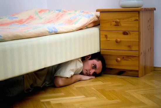 Nằm dưới gầm giường trốn 'tình địch', chàng trai không dám ngủ vì sợ ngáy thì sẽ bại lộ