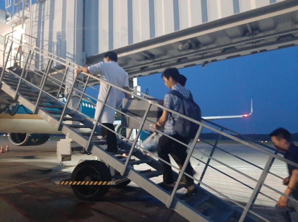 Máy bay lùi giờ cất cánh để chở lá gan từ Nghệ An ra Hà Nội-1