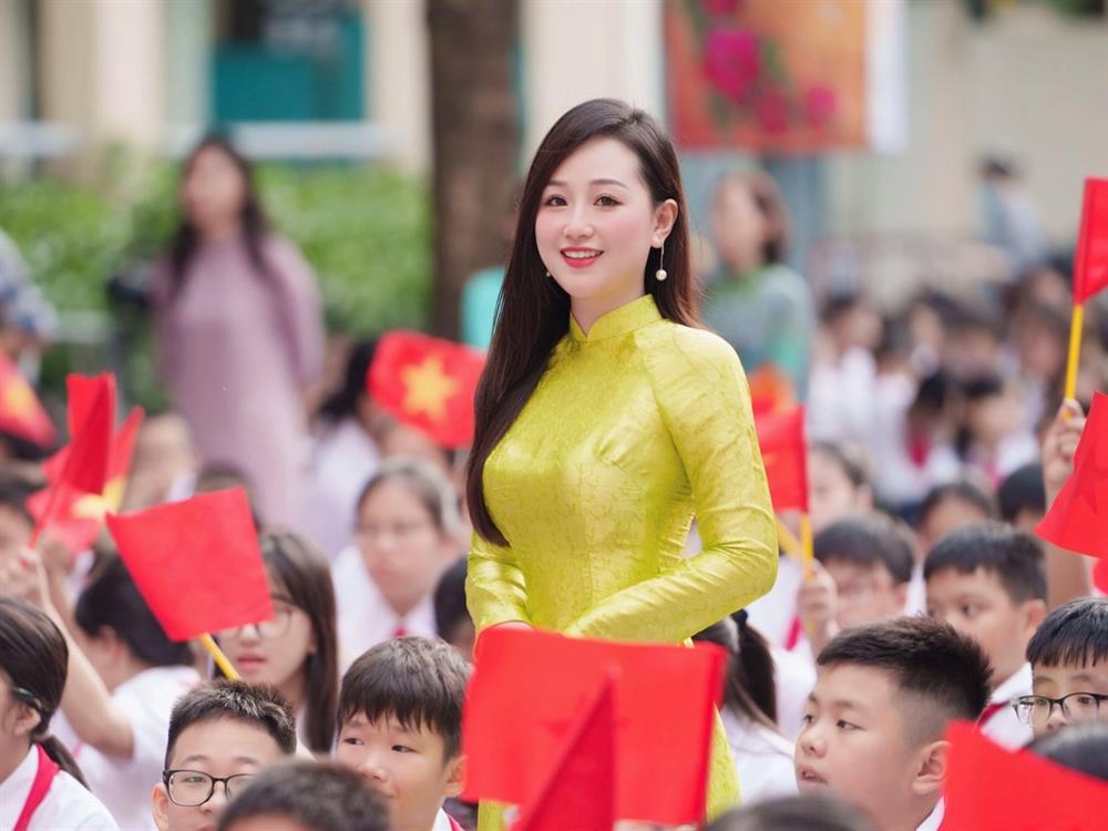 Cô giáo ở Hà Nội bất ngờ nổi tiếng sau lễ khai giảng vì xinh như hot girl-1