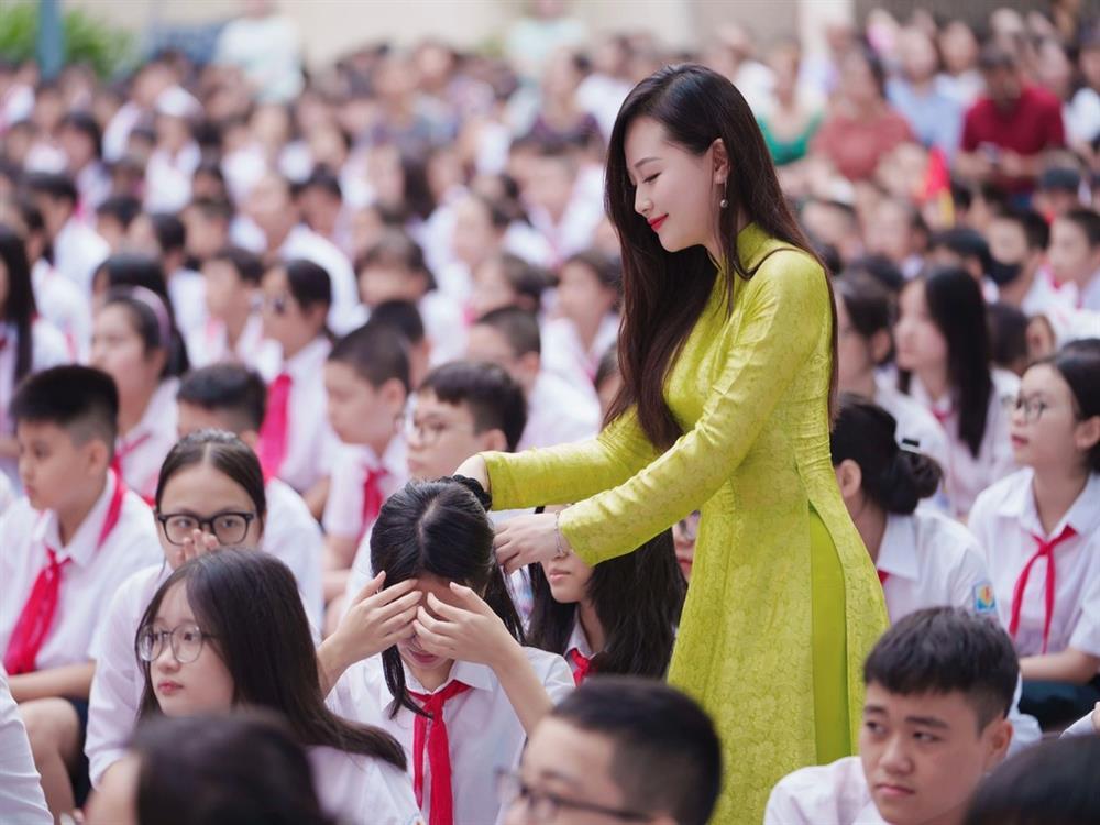 Cô giáo ở Hà Nội bất ngờ nổi tiếng sau lễ khai giảng vì xinh như hot girl-2