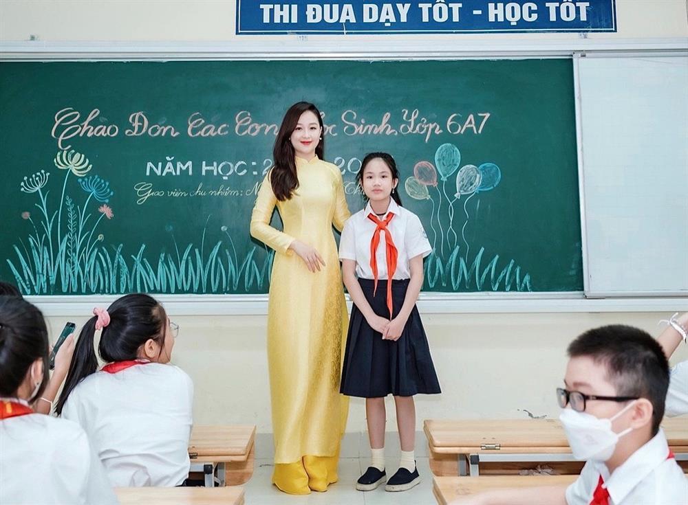 Cô giáo ở Hà Nội bất ngờ nổi tiếng sau lễ khai giảng vì xinh như hot girl-3