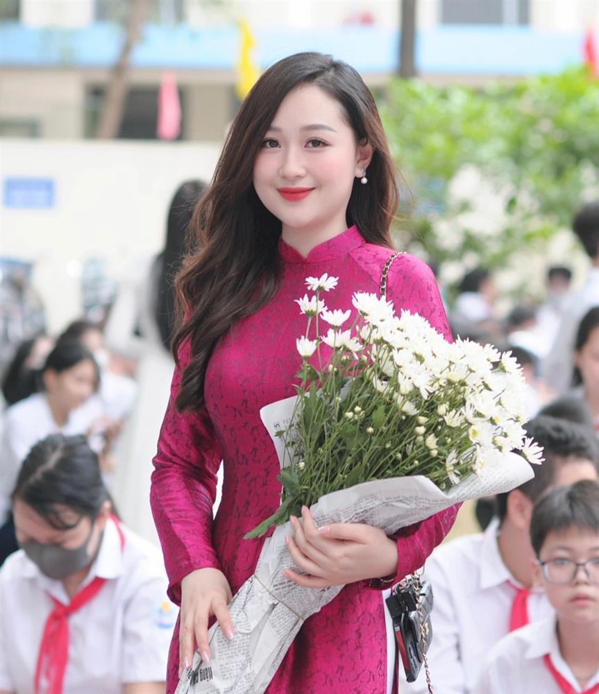 Cô giáo ở Hà Nội bất ngờ nổi tiếng sau lễ khai giảng vì xinh như hot girl-4
