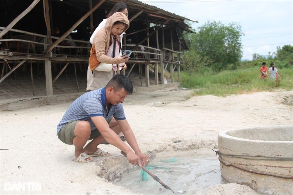 Độc lạ suối nóng ở Bình Định, nước sôi sùng sục luộc chín trứng gà-3