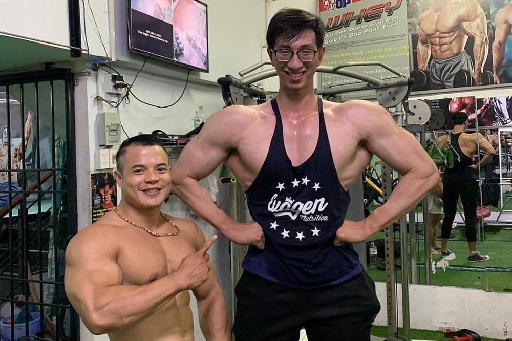 Hai anh em người khổng lồ ở TPHCM: Không thể đi ô tô, người lạ kì thị-1