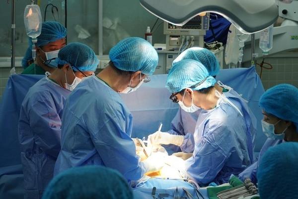 CSGT Hà Nội chạy đua với thời gian đưa trái tim người hiến tạng ra sân bay-8