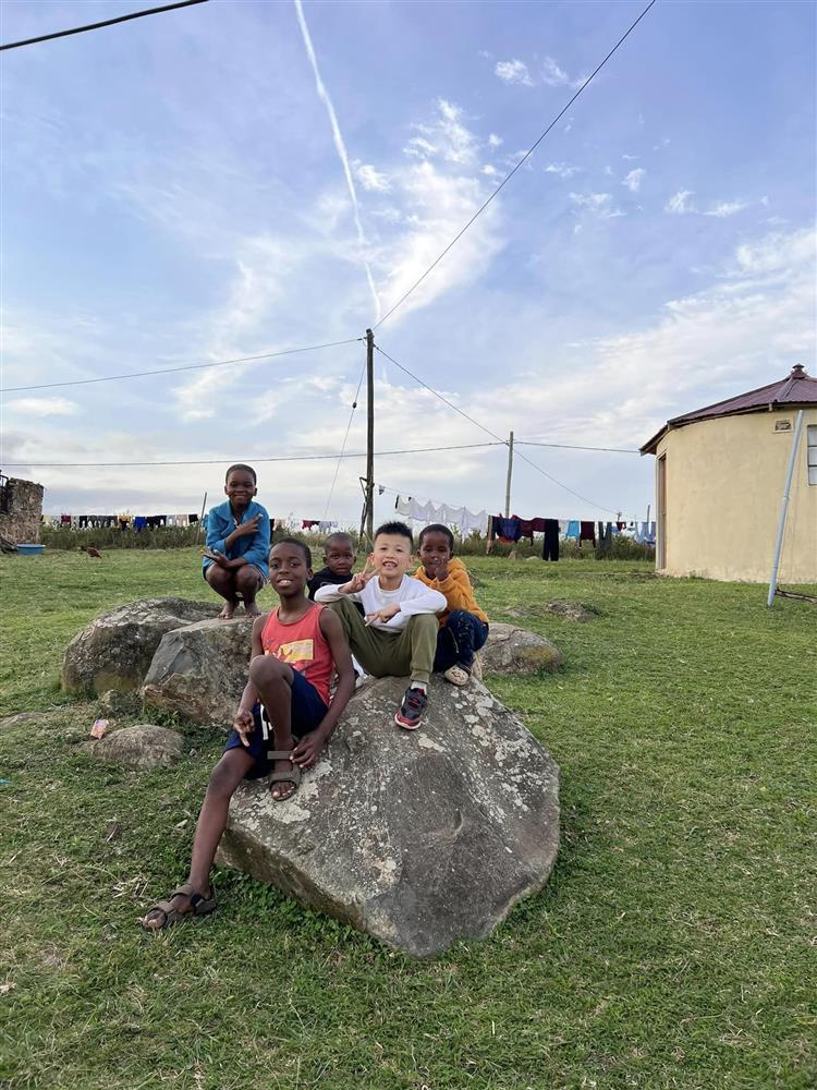 Dạy con vượt sướng: Người dắt con đi khắp 5 châu, người thả con về quê-2