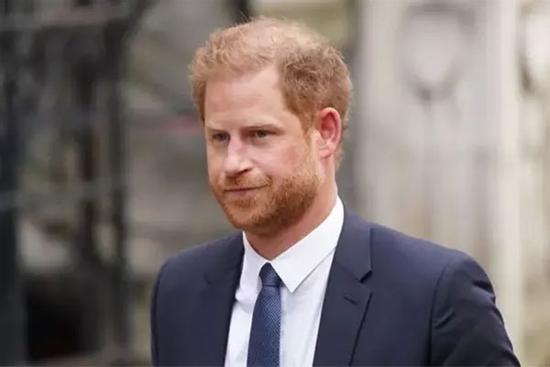 Trở về Anh, Harry có gặp cha và anh trai?