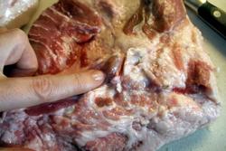 Phần thịt lợn chứa đầy mầm bệnh tuy rẻ nhưng không nên mua