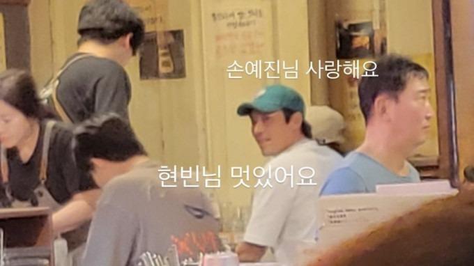 Mặc đồ đôi đi ăn cùng vợ sau 4 ngày xa cách, biểu cảm của Hyun Bin gây chú ý-2