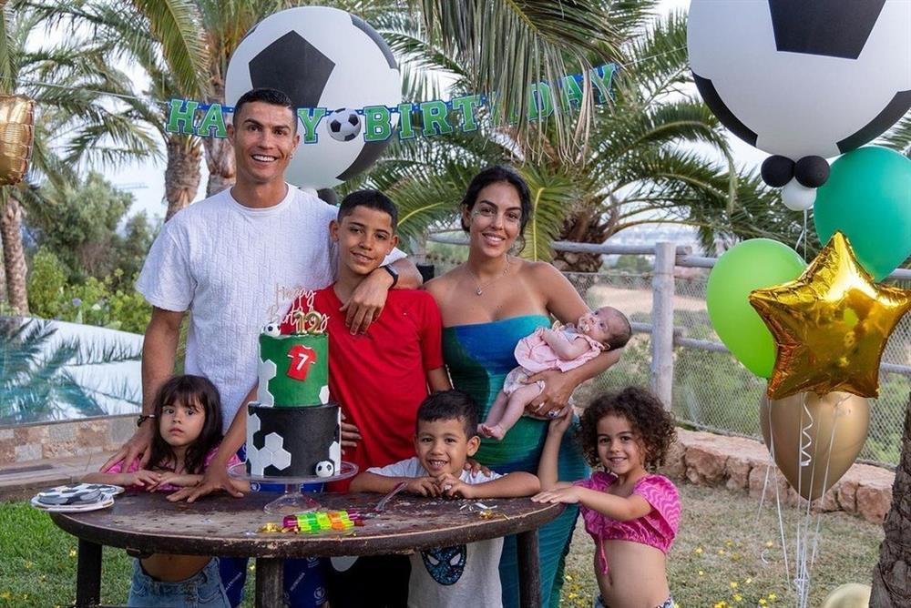 Bạn gái Ronaldo trưng trổ táo bạo, suýt hớ hênh ở Venice-6