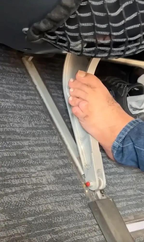 Hành khách để chân trần trên máy bay gây phẫn nộ-1