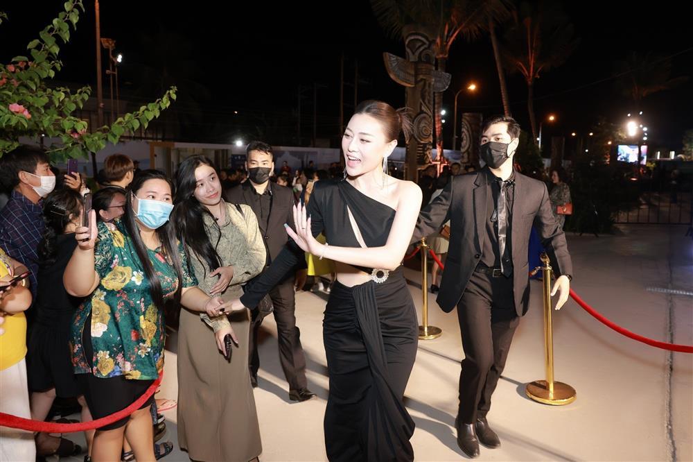 Phương Oanh mặc váy cut-out táo bạo dự lễ trao giải Cánh diều 2023-4