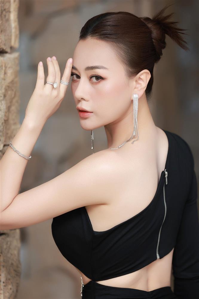 Phương Oanh mặc váy cut-out táo bạo dự lễ trao giải Cánh diều 2023-5