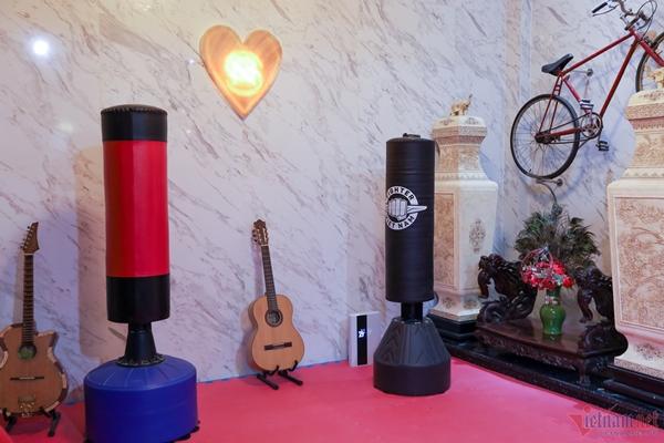 Phòng khách gần 300m2 bị Ngọc Sơn biến thành sân bóng tiền tỷ-2