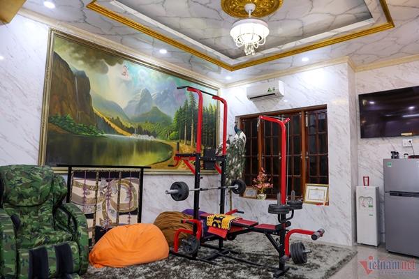 Phòng khách gần 300m2 bị Ngọc Sơn biến thành sân bóng tiền tỷ-3