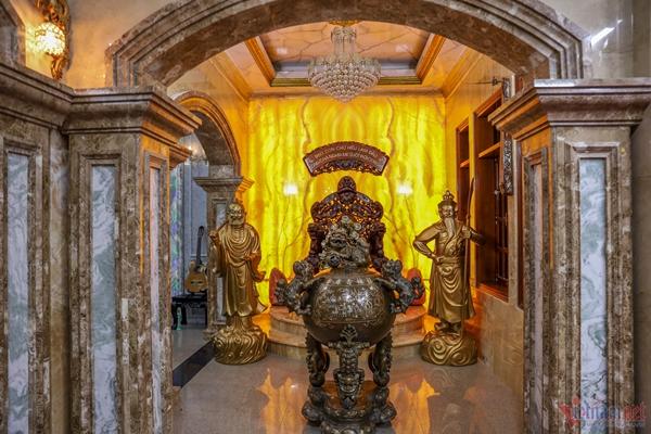 Phòng khách gần 300m2 bị Ngọc Sơn biến thành sân bóng tiền tỷ-8