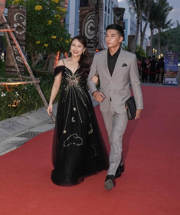 Dàn sao nữ diện váy cúp ngực tại thảm đỏ Cánh diều Vàng 2023-5