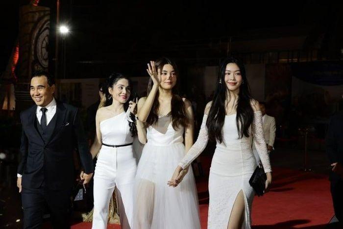 Con gái MC Quyền Linh diện váy xẻ tà, khoe chân dài nuột nà tại thảm đỏ-1