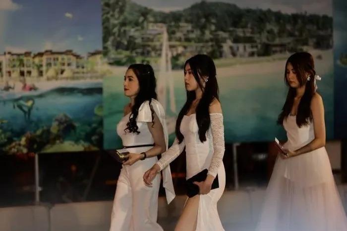 Con gái MC Quyền Linh diện váy xẻ tà, khoe chân dài nuột nà tại thảm đỏ-2