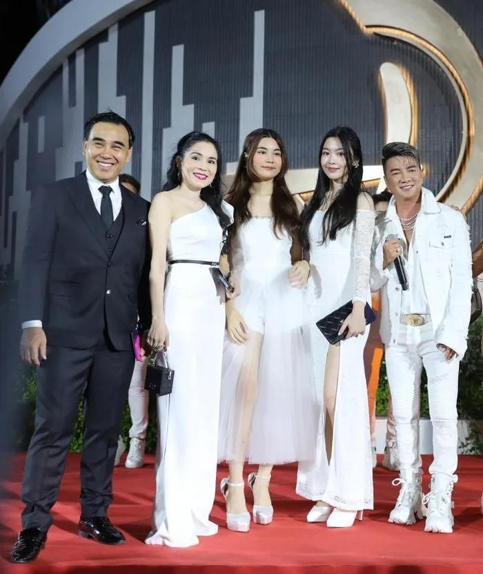 Con gái MC Quyền Linh diện váy xẻ tà, khoe chân dài nuột nà tại thảm đỏ-3