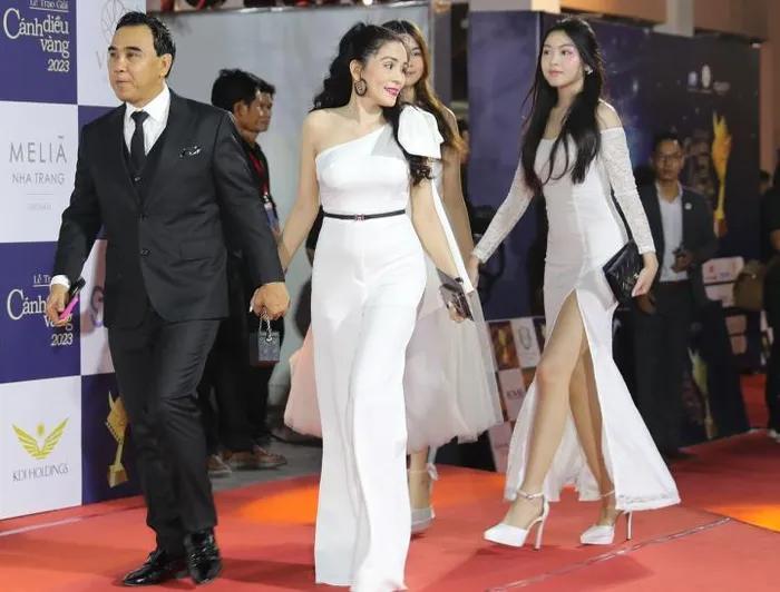 Con gái MC Quyền Linh diện váy xẻ tà, khoe chân dài nuột nà tại thảm đỏ-4