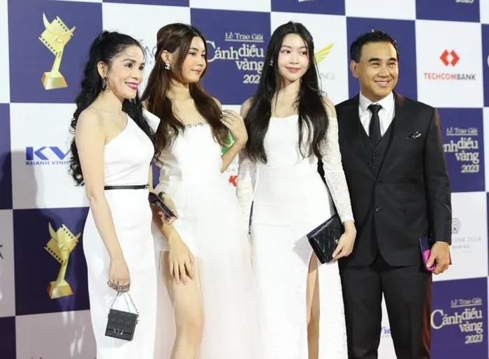 Con gái MC Quyền Linh diện váy xẻ tà, khoe chân dài nuột nà tại thảm đỏ-6