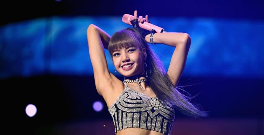 Lisa Blackpink có mất đi hình tượng khi biểu diễn ở quán rượu thoát y?-1