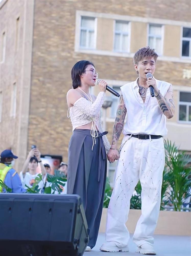 Sự thật Chi Dân quỳ gối cầu hôn cô gái bí ẩn tại Nhật Bản-1