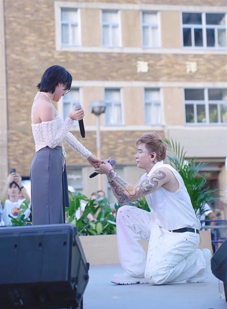 Sự thật Chi Dân quỳ gối cầu hôn cô gái bí ẩn tại Nhật Bản-3