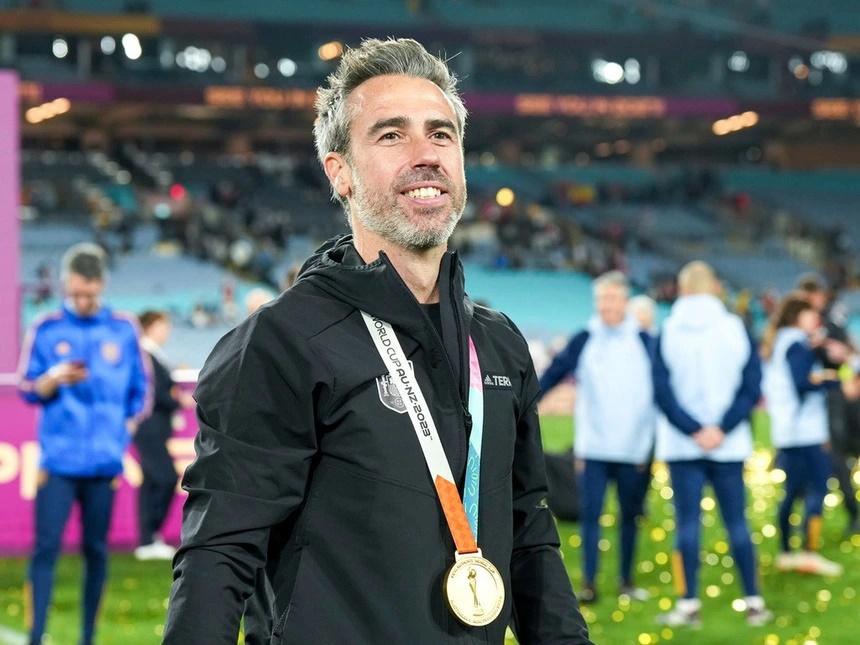 Nụ hôn cưỡng ép trên sóng truyền hình trực tiếp và mặt tối không ngờ của đội bóng nữ vừa giành ngôi vương-4