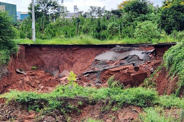 Cổng nhà văn hóa đổ đè bẹp cabin xe tải, 2 người thương vong-2