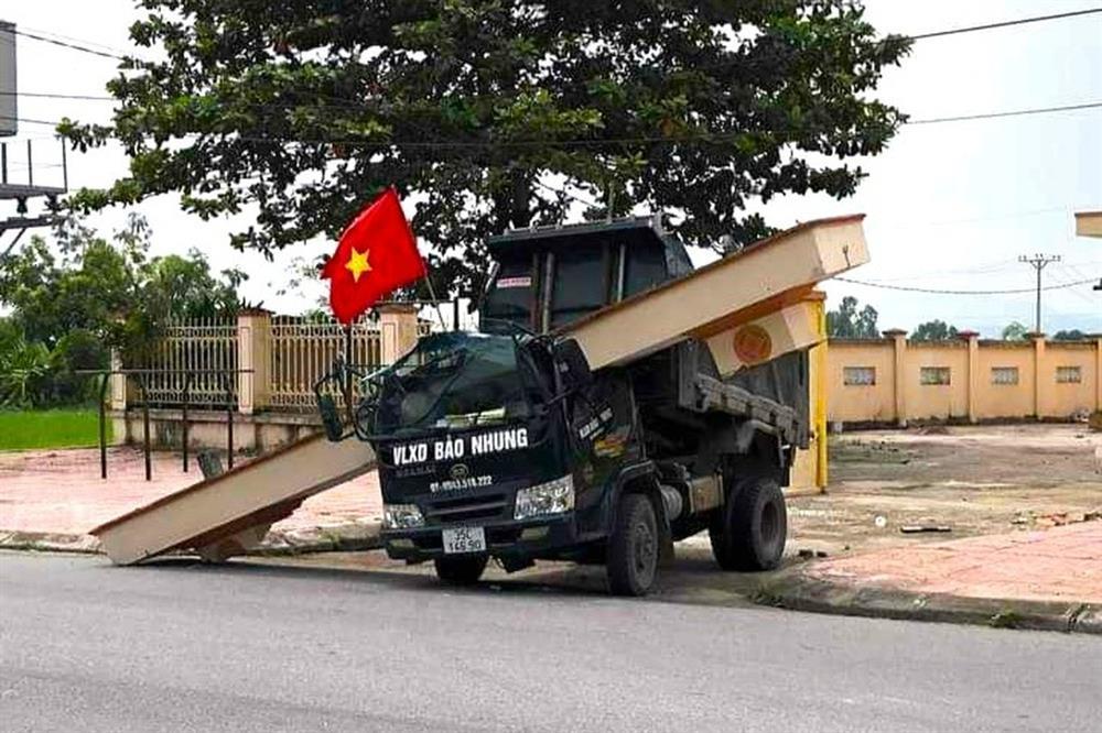 Cổng nhà văn hóa đổ đè bẹp cabin xe tải, 2 người thương vong-1