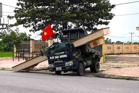 Cổng nhà văn hóa đổ đè bẹp cabin xe tải, 2 người thương vong