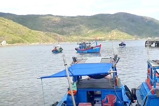 Bơi theo thuyền thúng, một ngư dân tử vong trên biển